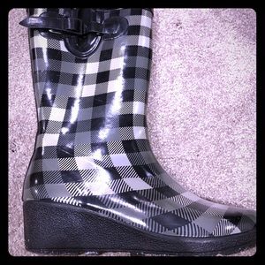 Black and gray gingham wedged rain boots